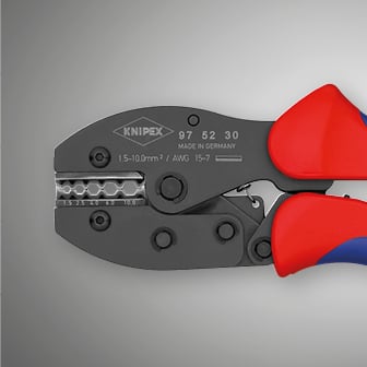 Een verzameling van verschillende krimptangen voor het verbinden van elektrische kabels op een witte achtergrond