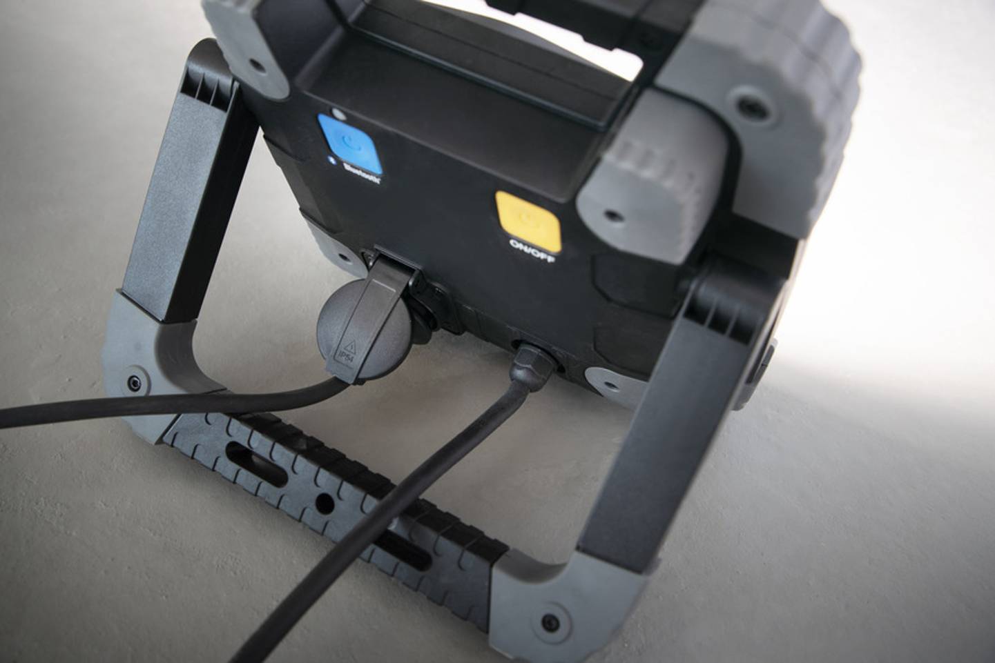 Met extra stopcontact: Mobiele accu LED-spot TORAN 5000 MBA