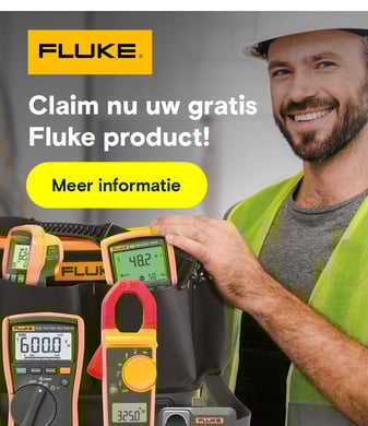 Een lachende man in een veiligheidshelm en geel hesje, met in zijn gereedschapsriem diverse Fluke meetinstrumenten, waaronder een multimeter en isolatietester.