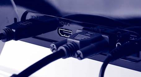 Categorie tegel PC accessoires met een afbeelding van kabels aangesloten op een notebook