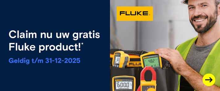  Een glimlachende elektricien met een veiligheidshelm en een geel vest. Hij draagt een gereedschapsriem met Fluke-multimeters en andere meetinstrumenten.