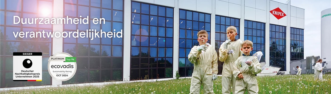 Drie kinderen in overall staan op een grasveld voor het moderne Knipex-gebouw. De tekst luidt: “Duurzaamheid en verantwoordelijkheid”.