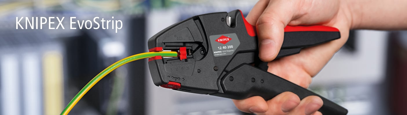 Mężczyzna jedną ręką używa Knipex EvoStrip, czarno-czerwonego narzędzia, aby zdjąć izolację z żółto-zielonego przewodu.