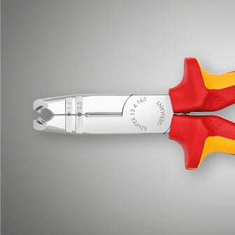 Zbliżenie wielofunkcyjnych szczypiec Knipex z izolowanymi czerwonymi i żółtymi rękojeściami, widoczna polerowana główka.