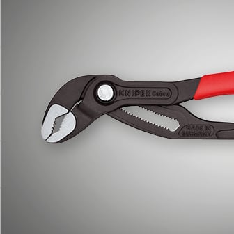 Zbliżenie czarno-czerwonych szczypiec nastawnych Knipex Cobra, ukazujące szczęki i staw.