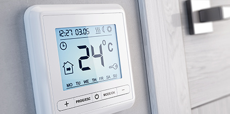 Weißes digitales Thermostat mit Anzeige. Weiterleitung zu Seite Raumklima verbessern
