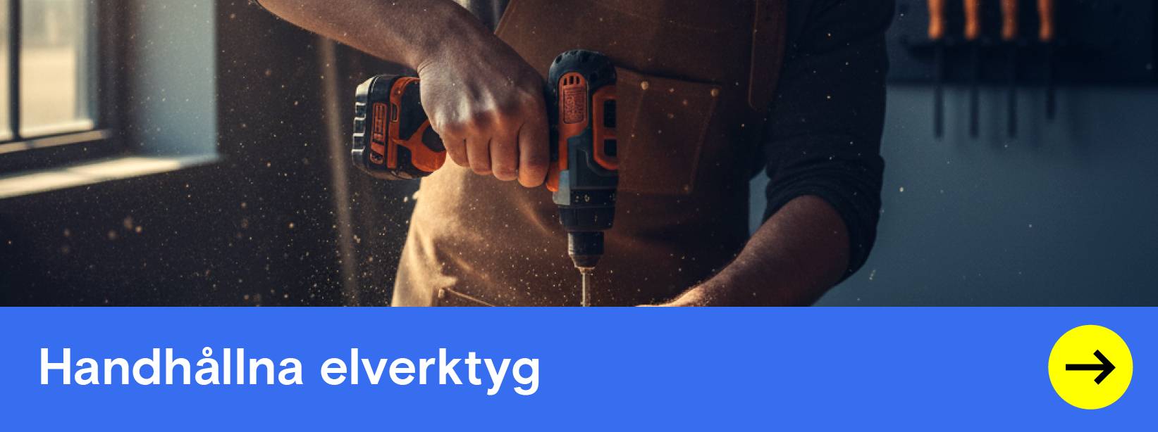 En man i förkläde och skyddsglasögon borrar med en elektrisk skruvdragare i en träram i en verkstad.